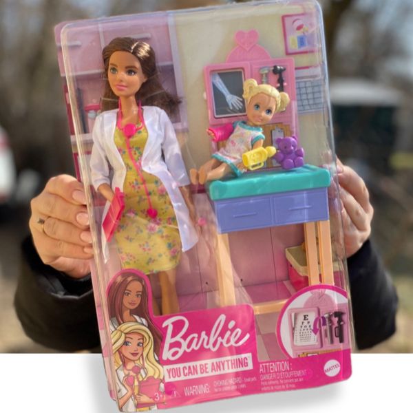 УЦІНКА (Прим'ята коробка) Barbie Барби Педиатр брюнетка Pediatrician Playset Brunette Doll GTN52 КБ0035 фото